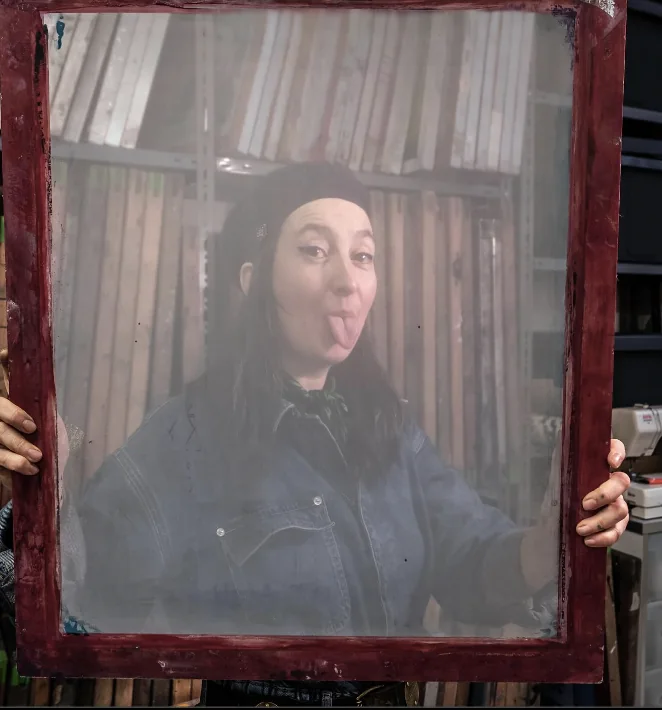 Retrato visto a través de un marco de madera pintado de rojo