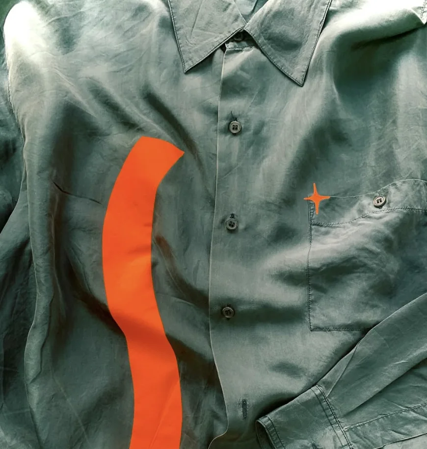 Camisa verde militar con un trazo curvo naranja estampado