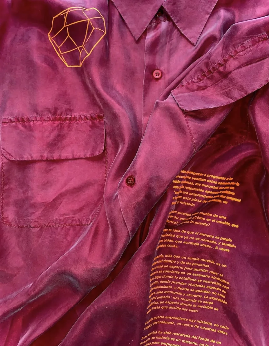 Camisa de seda tenida en fucsia con ilustración y texto estampados en oro