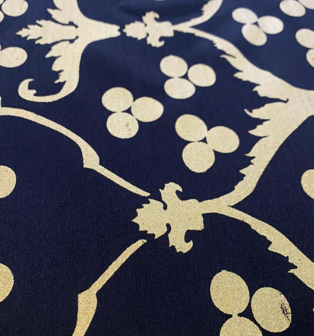 Tela azul marino con estampado floral en dorado